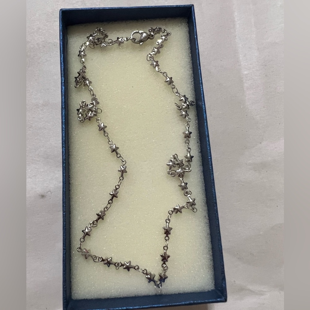 Beautiful silver necklace new in original box
